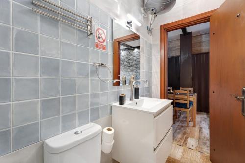 TigadayVilla Luisa en Frontera的浴室配有白色卫生间和盥洗盆。