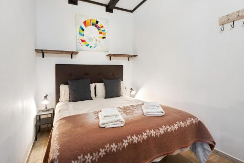TigadayVilla Luisa en Frontera的一间卧室配有一张大床和两条毛巾