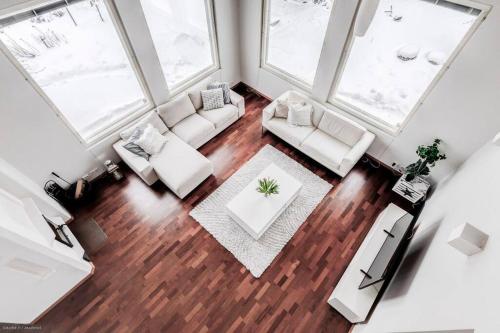 万塔Grand Villa Kivistö near Helsinki airport的享有带白色家具的客厅的顶部景色。