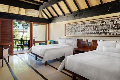 丹娜努斐济丹娜拉岛威斯汀spa度假酒店的酒店客房设有两张床和一个阳台。