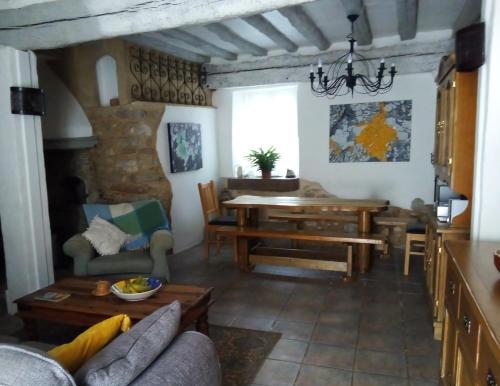 PuivertL'Occitania Chambre d'hotes的一间带桌子的客厅和一间餐厅