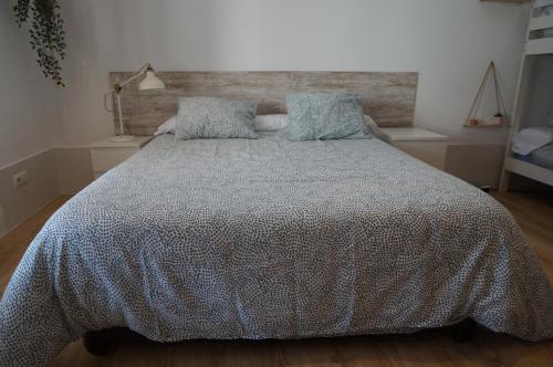 雷东德拉A Casa do Choco的一间卧室配有一张床和被子