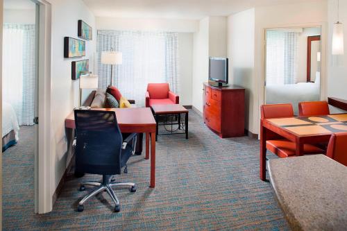 罗阿诺Residence Inn by Marriott Roanoke Airport的配有书桌和电视的酒店客房