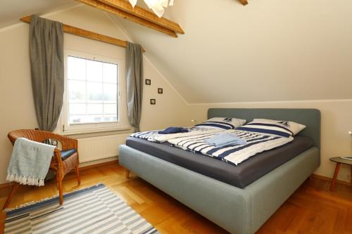 奥斯特西巴德钦诺维茨Ferienwohnung Damerow的一间卧室设有一张床和一个窗口