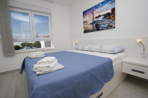 普罗马尼亚Luxury Apartment Luka的一间卧室配有一张带毛巾的桌子。