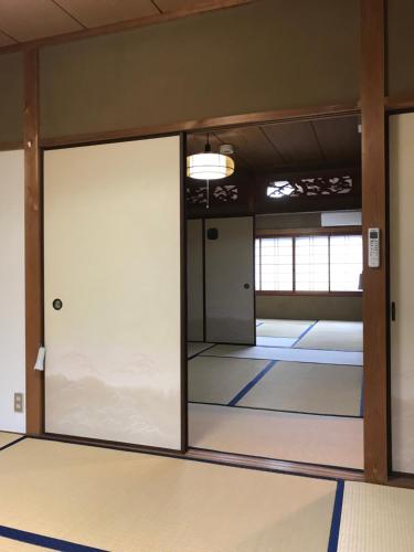 京都京都御宿敬旅馆的一间空房间,带滑动玻璃门