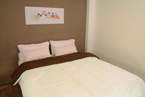 孔斯蒂图西翁镇Villa Apart Center的卧室配有白色的床和2个枕头