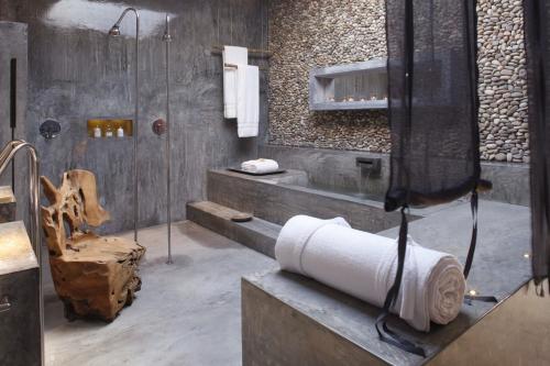 圣克鲁斯Areias do Seixo Hotel的带淋浴和卫生纸的浴室