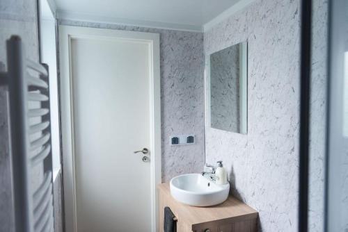 奥尔德伯科普Chalet Unique的白色的浴室设有水槽和镜子