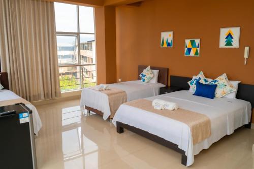 塔拉波托Tropical City的酒店客房设有两张床和一个阳台。
