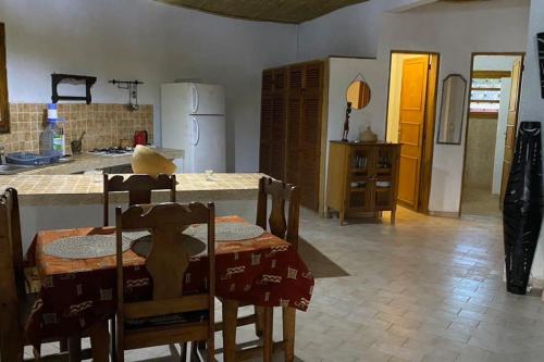 Ngalou SessèneCase beach的一间带桌椅的厨房和一间带冰箱的厨房