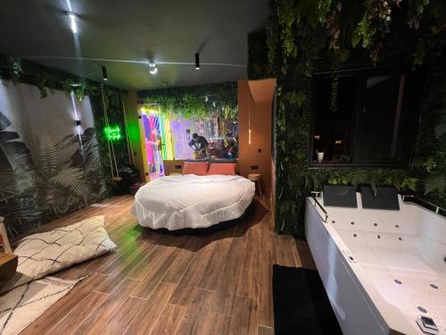 马拉喀什Jungle au centre de marrakech avec Jacuzzi !的一间卧室配有一张床和一个浴缸
