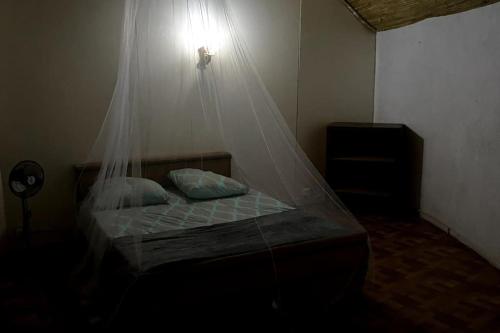 Ngalou SessèneCase beach的一间卧室配有一张带蚊帐的床