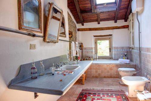 Monte San PietroCa' Lo Spicchio的浴室配有盥洗盆、卫生间和浴缸。
