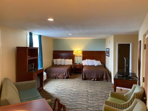 斩魔山外滩酒店的一间酒店客房,设有两张床和电视