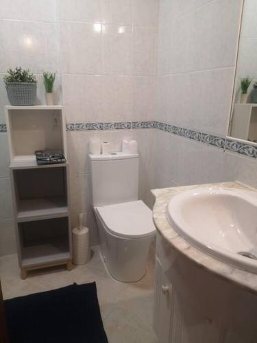 埃斯托伊Maravilhoso apartamento T2 Estoi的浴室配有白色卫生间和盥洗盆。