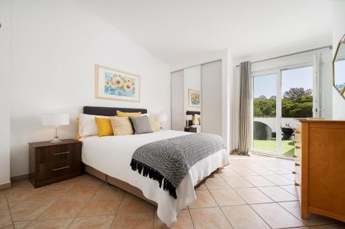 金塔湖Casa Maya - Vale do Garrão的一间卧室设有一张床和一个大窗户