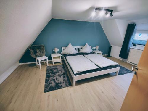 滕宁Ferienhaus Rasmussen的一间卧室设有一张床和蓝色的墙壁