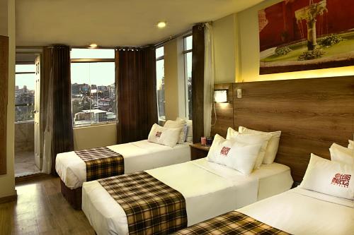 阿雷基帕Terramística Arequipa - Monasterio的酒店客房设有两张床和窗户。