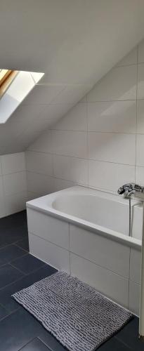 博霍尔特Bocholt Apartment Ferienwohnung的浴室配有白色浴缸和地毯。