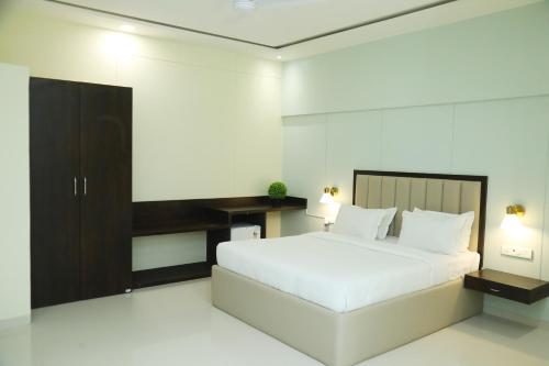 孟买Country Inn & Suites By Turtle的卧室配有白色大床和橱柜