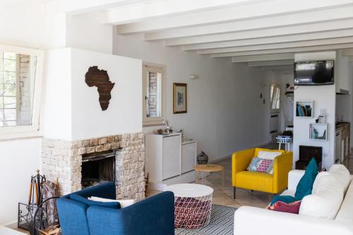 莫尔费塔B&B Samarelle - Exclusive Villa的带沙发和壁炉的客厅