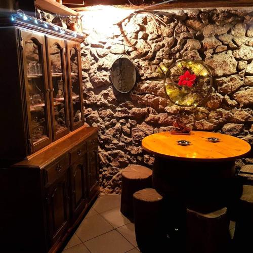 ZlobinKuća za odmor Tomić的一间设有桌子和石墙的用餐室