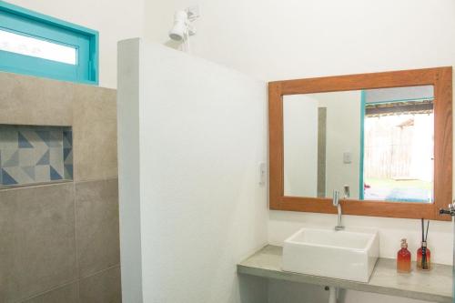 佩德拉斯港CHALÉ NAMORADA PATACHO的一间带水槽和镜子的浴室