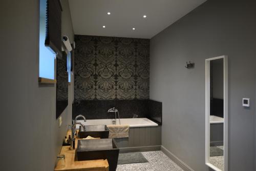 韦伦Hoeve Lavigne的浴室配有盥洗盆和浴缸。