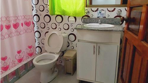 巴尼奥斯Hostal La Siesta的一间带卫生间和水槽的小浴室