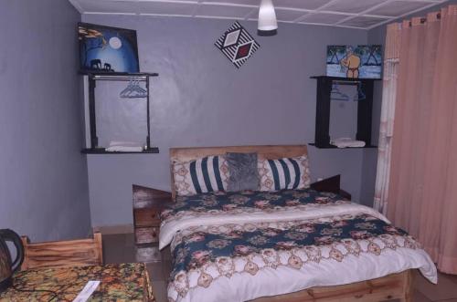 Tommy's Budget Rooms客房内的一张或多张床位