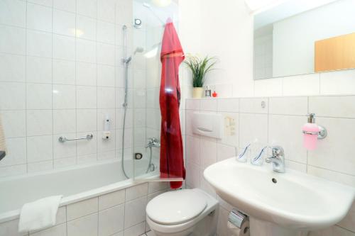 欧巴德伍斯图Ferienzimmeranlage Deutsches Haus Deutsches Haus App 26的浴室配有卫生间、盥洗盆和淋浴。