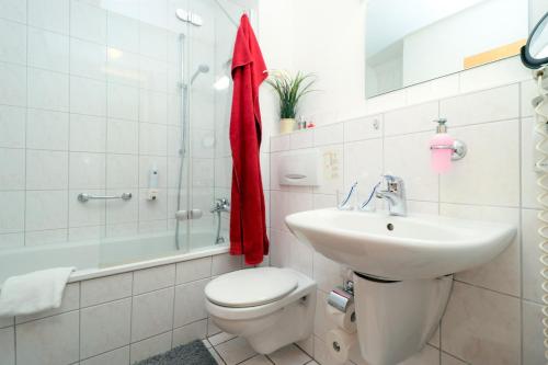 欧巴德伍斯图Ferienzimmeranlage Deutsches Haus Deutsches Haus App 29的一间带卫生间和水槽的浴室