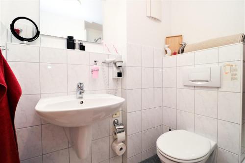 欧巴德伍斯图Ferienzimmeranlage Deutsches Haus Deutsches Haus App 31的白色的浴室设有水槽和卫生间。