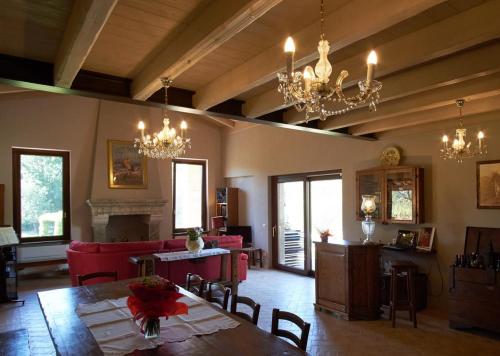 皮蒂利亚诺Villa Vacasio Bio-Eco的一个带桌子的大客厅和一间餐厅
