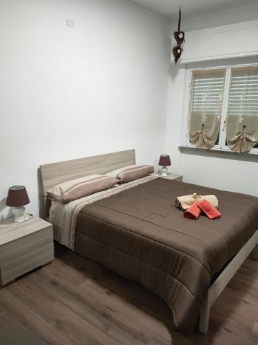 萨沃纳Casa Vacanze Celine a due passi dal mare的一间卧室设有一张大床和两个窗户。