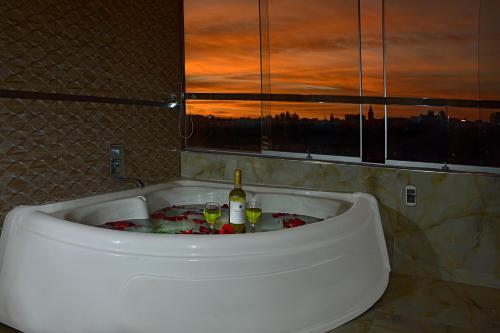 阿雷基帕Terramística Arequipa - Monasterio的浴缸配有一瓶葡萄酒和两杯酒