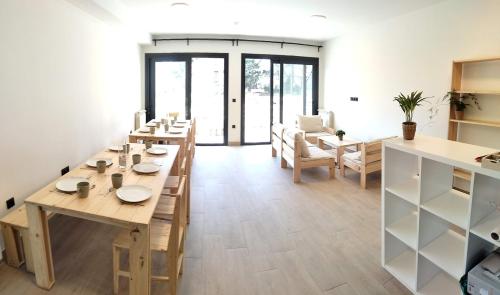 SerantesAnam Cara House的用餐室配有木桌和椅子