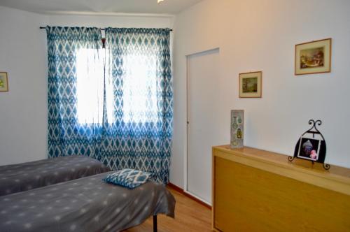 斯特雷萨Il lago e la collina的一间卧室设有一张床和一个窗口