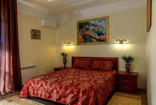 阿德勒雅典娜酒店的卧室配有红色的床和墙上的绘画