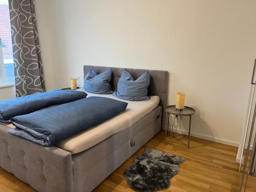 莱比锡Gemütliches Appartement am Völkerschlachtdenkmal的一张床上有蓝色枕头的睡床