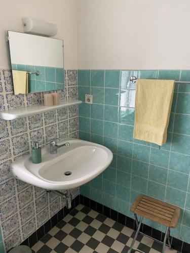 洛索内Casa Sabina in CH 6616 Losone Tessin的一间带水槽和镜子的浴室