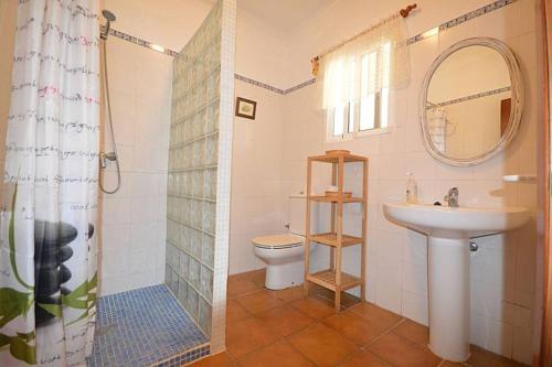 加的斯Casa Samuel Mayorazgo con piscina compartida的一间带水槽、卫生间和镜子的浴室