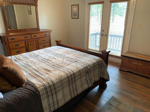奥古斯塔Creek View Townhome的一间卧室配有一张床、梳妆台和镜子