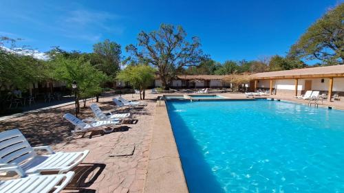 圣佩德罗·德·阿塔卡马圣佩德罗德阿塔卡马-迭戈·阿尔马格罗酒店的一个带躺椅的游泳池,一个度假胜地