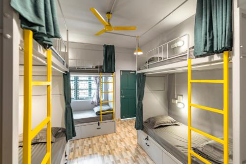 安君纳Whoopers Hostel Anjuna, Goa的宿舍间设有双层床和吊扇。
