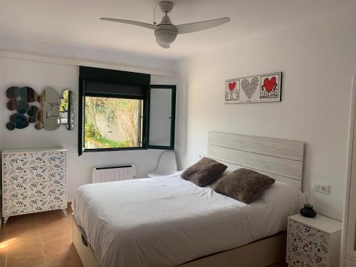 巴尔达斯提亚斯Mirador del Jerte的卧室设有一张白色大床和一扇窗户。