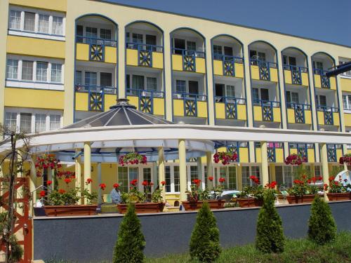 豪伊杜索博斯洛鲁多夫酒店的前面有凉亭的建筑