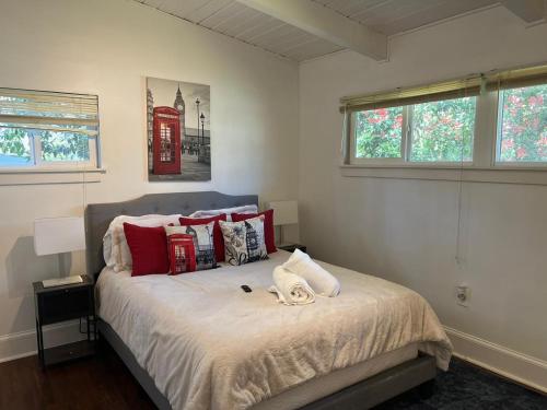 亚特兰大Recently renovated Haven in Brookhaven.的一间卧室配有一张带红色枕头的床和电话亭