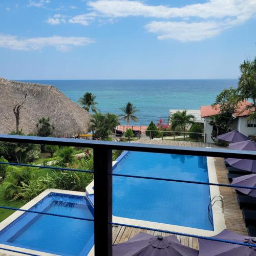 拉利伯塔德Kayu Surf Resort的从度假村的阳台上可欣赏到海景